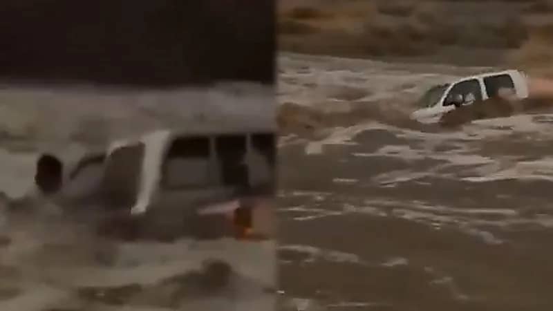 مشهد يحبس الأنفاس لشاب  يجازف بعبور سيول القنفذة.. فيديو