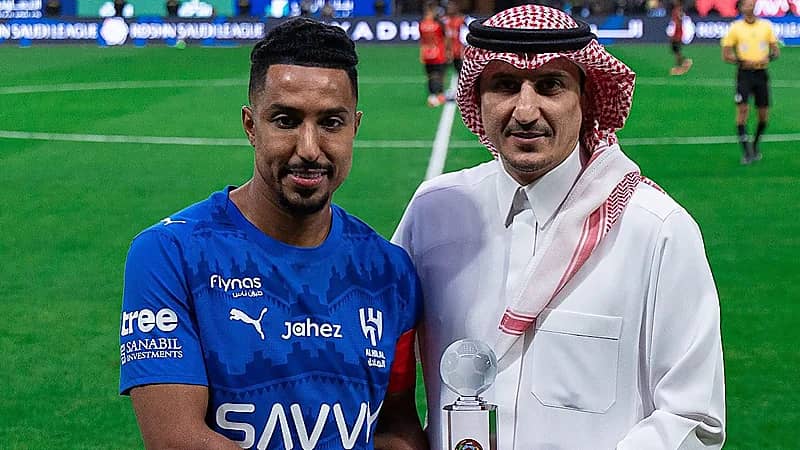 تتويج سالم الدوسري بجائزة أفضل لاعب سعودي .. فيديو
