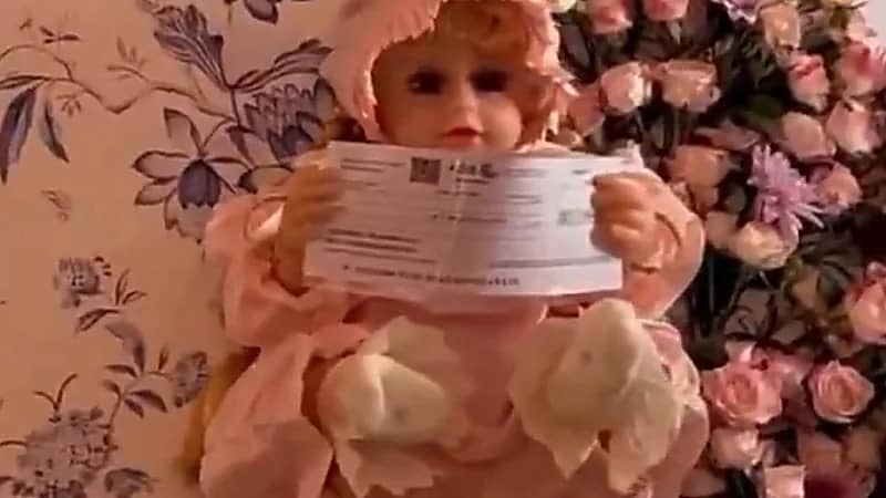 نجلاء عبدالعزيز تهدي مساعدتها ‏100 ألف ريال وسوارين من الذهب ..فيديو