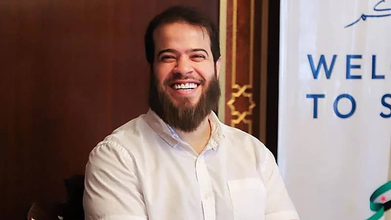 أدهم نابلسي يظهر في دمشق لأول مرة منذ اعتزاله ويؤم المصلين في معرض دولي