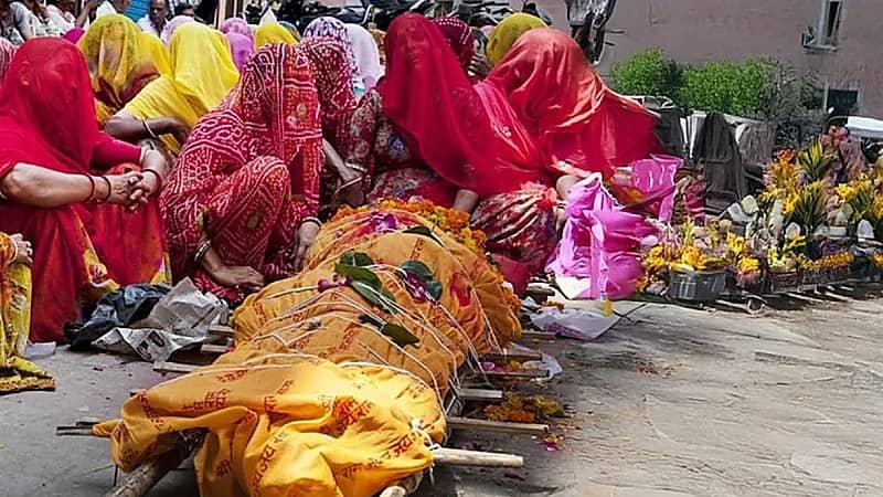 مراهق هندي يستفيق خلال جنازته ويصيب المشيعين بالذهول