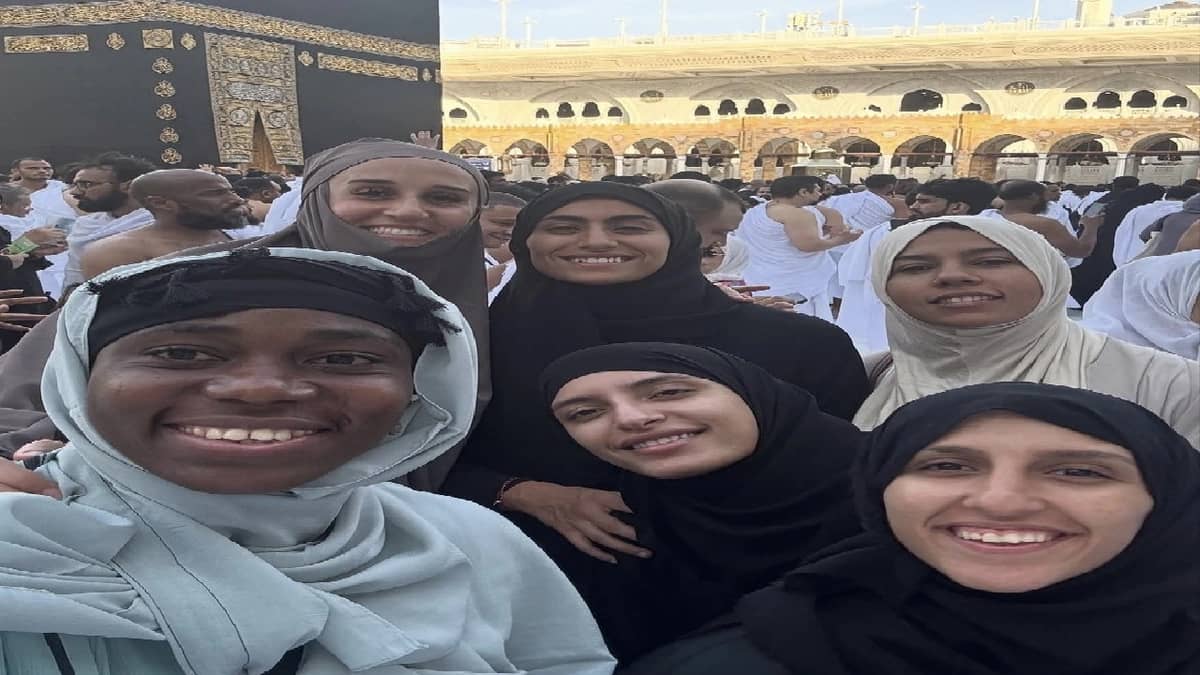لاعبات الهلال يؤدين مناسك العمرة.. صور