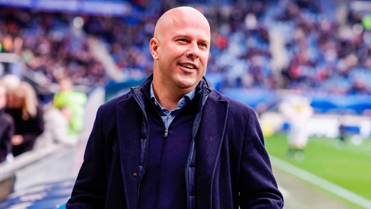 والد دين هويسن يسخر من آرني سلوت مدرب ليفربول على إنستغرام