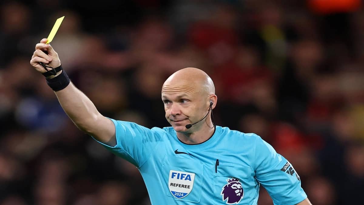 حكم إنجليزي يمنع عائلته من حضور المباريات الكبري