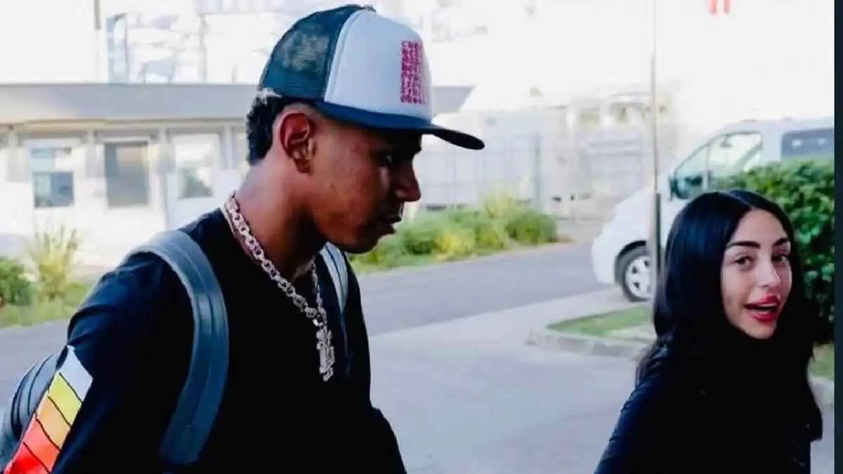 نيكي نيكول تصطحب يامال بعد تدريب برشلونة.. فيديو