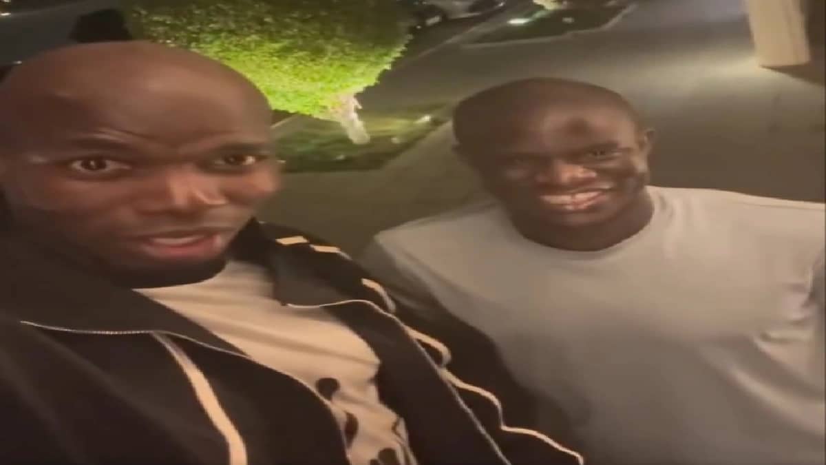 بوجبا يمازح كانتي: لدينا نفس الرأس الآن.. فيديو