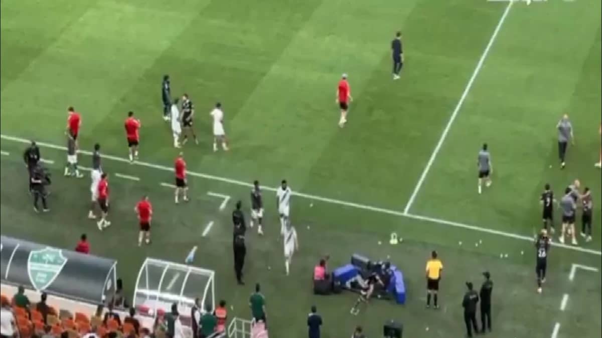 لاعبو الأهلي يغادرون الملعب دون تحية الجماهير .. فيديو