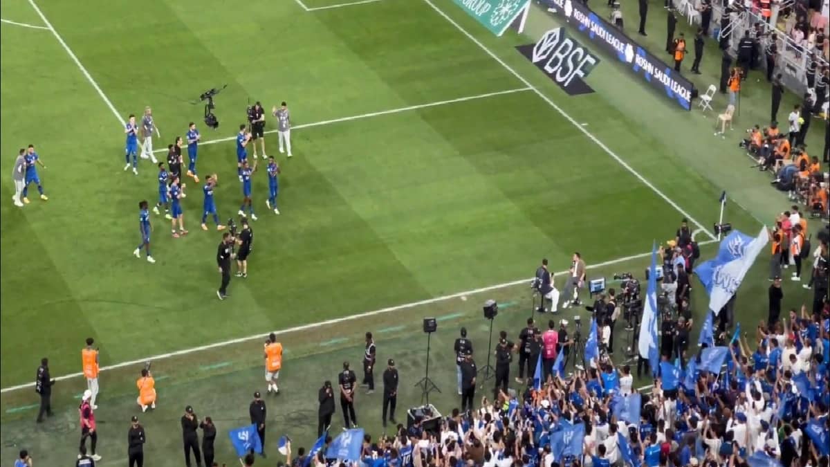 لاعبو الهلال يحيون جماهيرهم بعد الفوز على الاتحاد.. فيديو