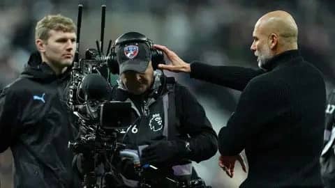 غوارديولا يعتذر بعد حادثة تعنيف مصور عقب الخسارة أمام نيوكاسل