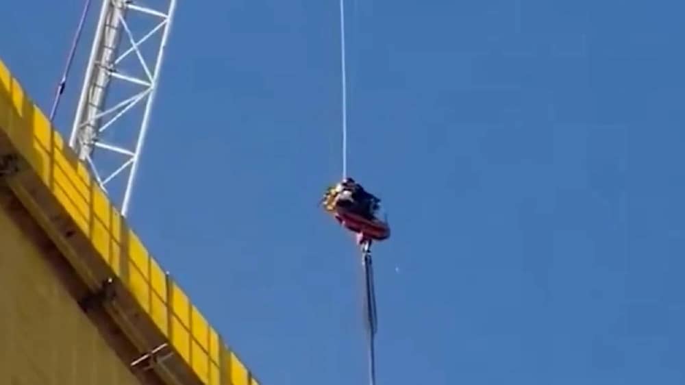 لحظة إنقاذ فتى علق على رافعة في القدس .. فيديو