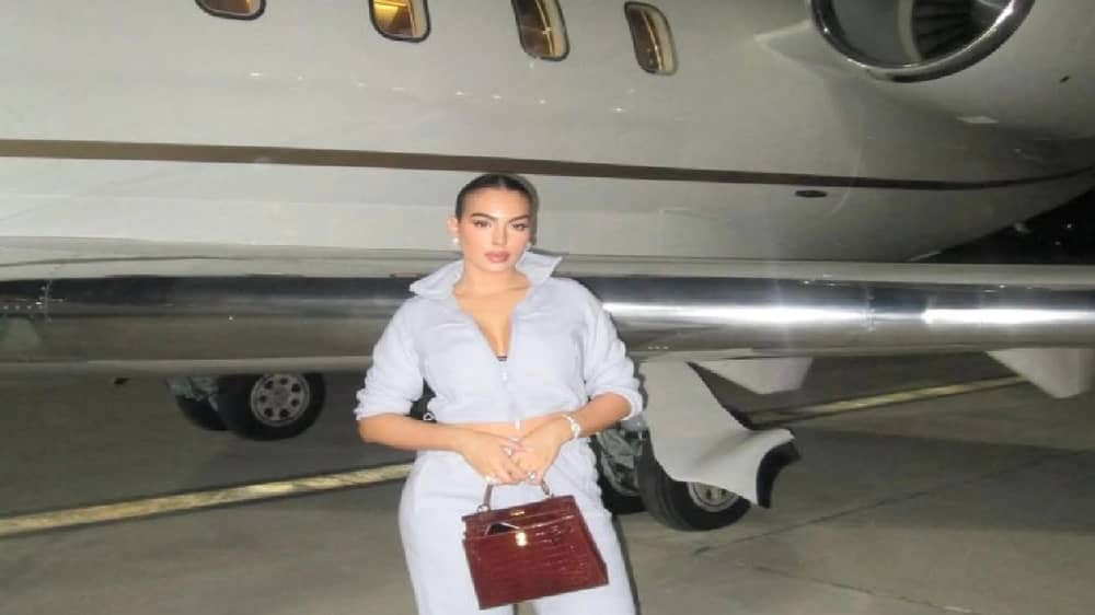 جورجينا تتألق بإطلالة رياضية على متن طائرتها.. صور