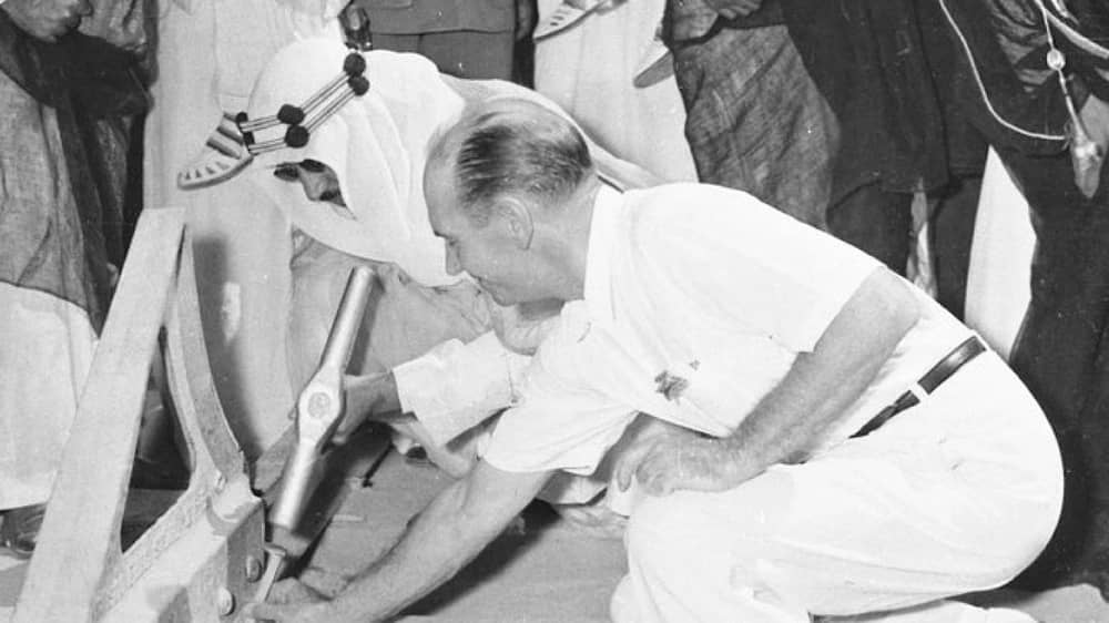 الأمير سعود بن عبدالعزيز يدشّن السكة الحديدية بمطرقة ذهبية .. صورة