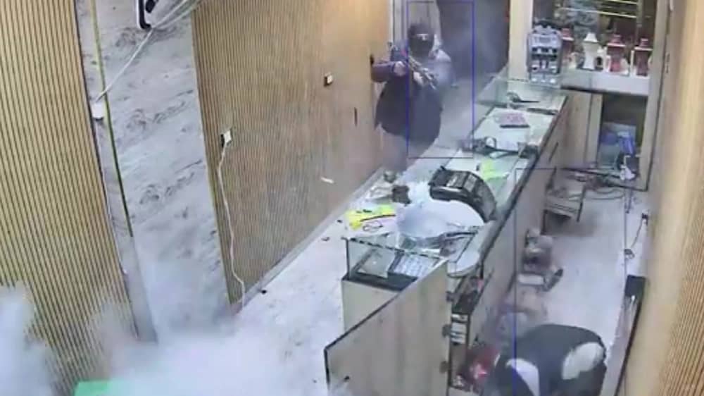 مسلحان يقتحمان محل ذهب في حلب ويقتلان شخصين   .. فيديو