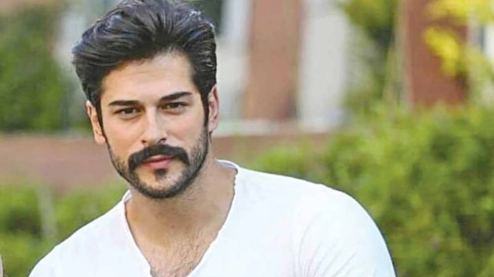 بوراك أوزجيفيت يبدع على المسرح بمسرحيته الفردية .. فيديو