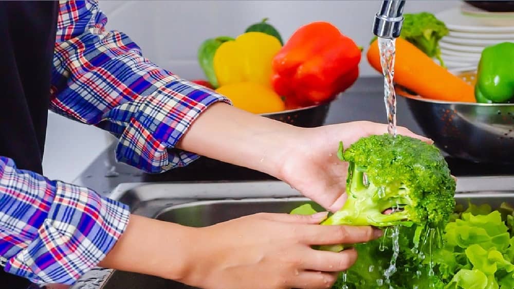 طريقة بسيطة لتطهير الخضروات من المبيدات في 10 دقائق .. فيديو