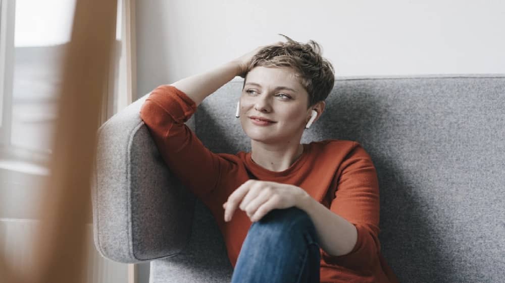 مختصون يحذرون: سماعات الرأس اليومية تسبب فقدان السمع