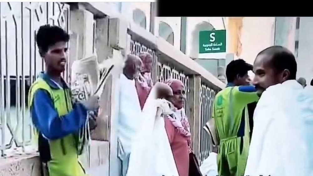 مشهد مؤثر لعامل نظافة يتخلى عن سجادة صلاته لمعتمر بعد نفاد الكمية..فيديو