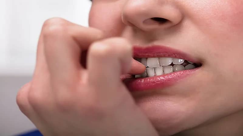 أبرز أسباب قضم الأظافر