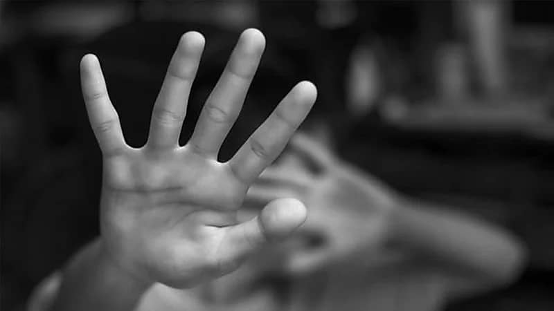 5 رجال يتناوبون على اغتصاب فتاة