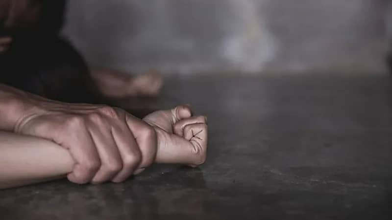 حدث مفاجئ يؤجل محاكمة معلم متهم باغتصاب تلميذاته