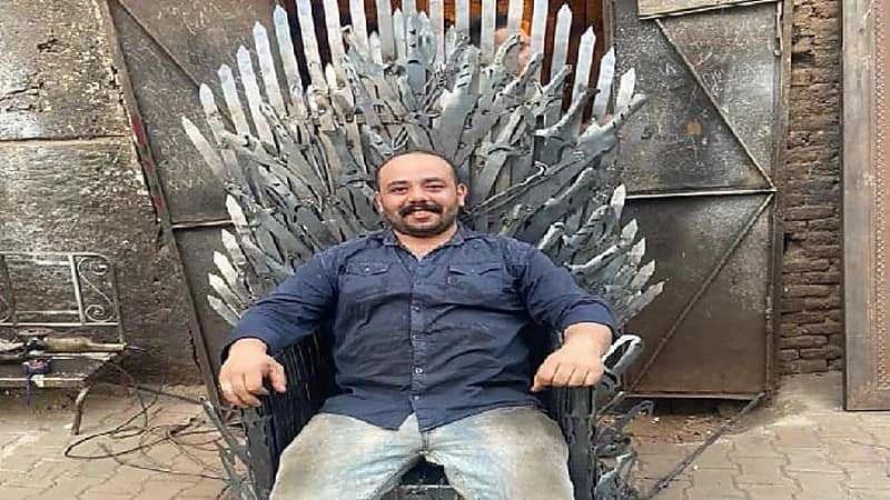 حداد يصنع عرش مسلسل "صراع العروش" بمهارة عالية