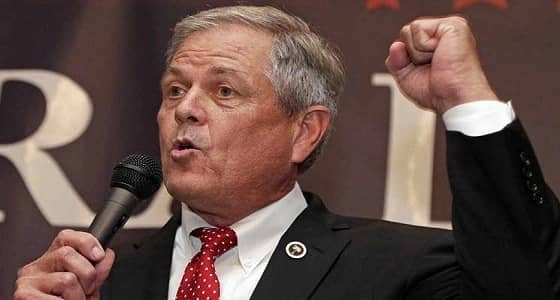 عضو بالكونجرس الأمريكي يدافع عن حيازة الأسلحة بإخراج مسدسه في مطعم