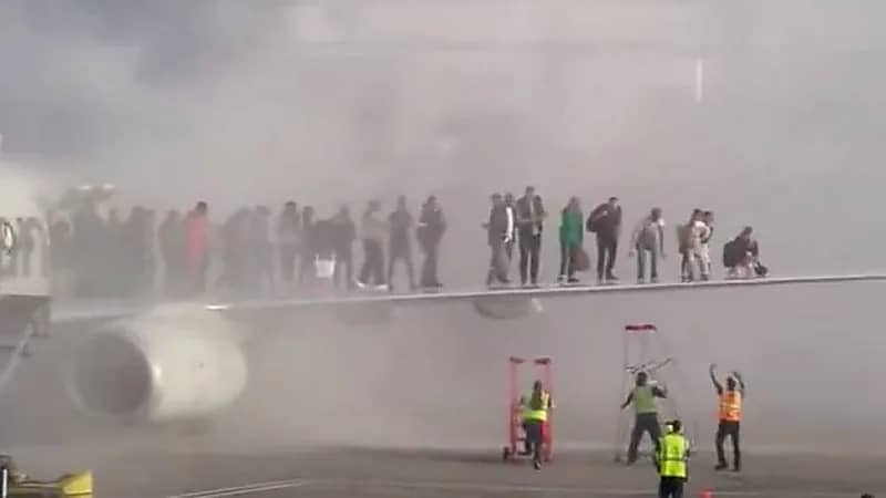 حريق مفاجئ في طائرة أمريكية يُجبر الركاب على الإخلاء الطارئ.. فيديو