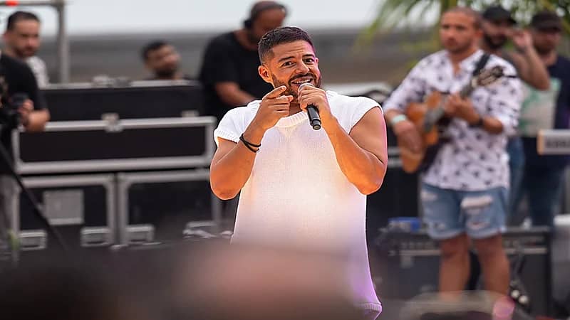 فيديو..حماقي يغني تحت المطر في جدة