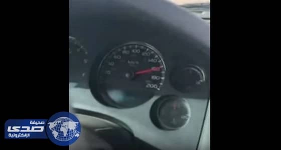 شاهد.. سيارة «ساهر» تسير بسرعة جنونية على طريق بالرياض