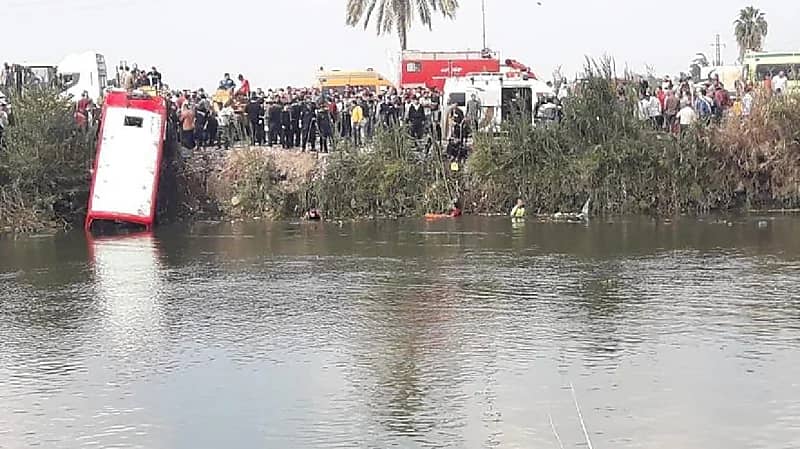 حبس سائق حافلة سقطت في ترعة بمصر