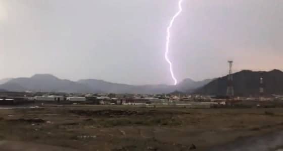 بالفيديو.. صاعقة قوية تضرب سماء مكة المكرمة