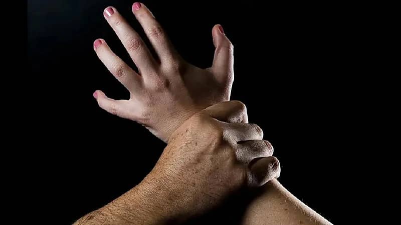 3 أشخاص يحاولون اغتصاب فنانة داخل شقتها