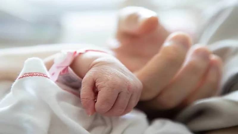 سيدة تتفاجأ بأن مولودها "حي" بعد إعلامها بوفاته في رحمها