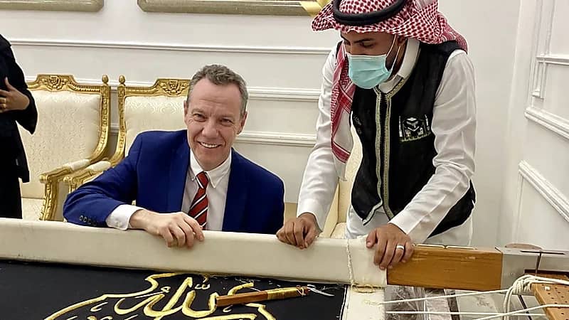 رسالة مؤثرة من ‏القنصل البريطاني بجدة بعد انتهاء عمله