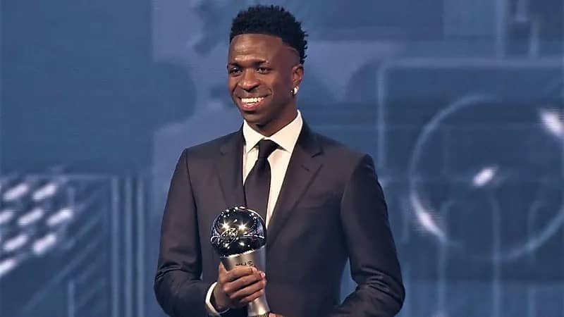 فينيسيوس يُتوج بجائزة أفضل لاعب فى العالم لعام 2024 .. فيديو