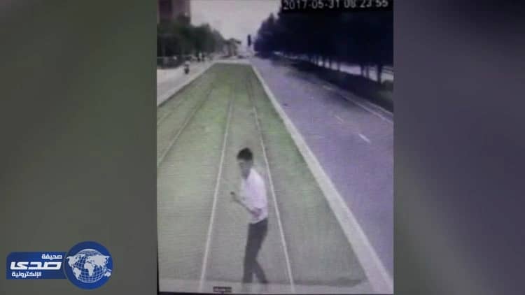 بالفيديو.. انشغل بالتحديق في هاتفه فأصطدم به ترام