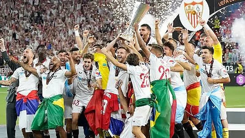 الأرجنتيني بانيغا يشارك في احتفالات إشبيلية بلقب الدوري الأوروبي .. فيديو