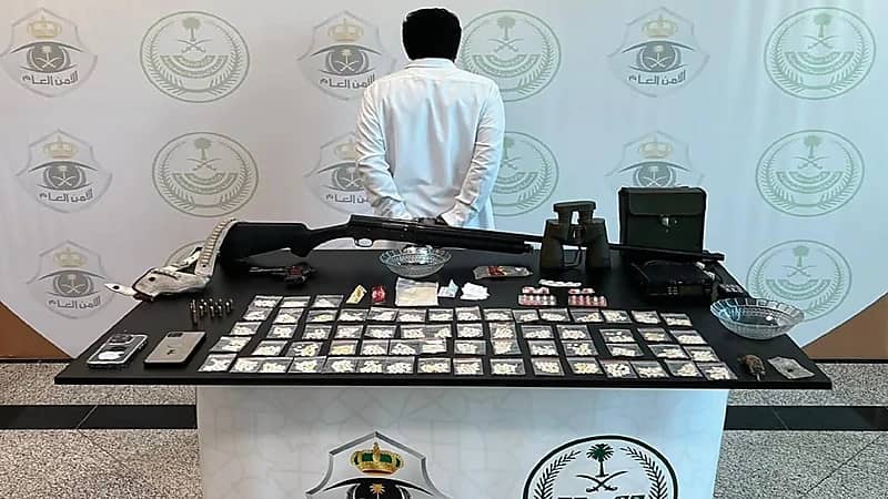 القبض على مواطن اتخذ منزله وكرًا لترويج مادة الإمفيتامين المخدر بالجوف