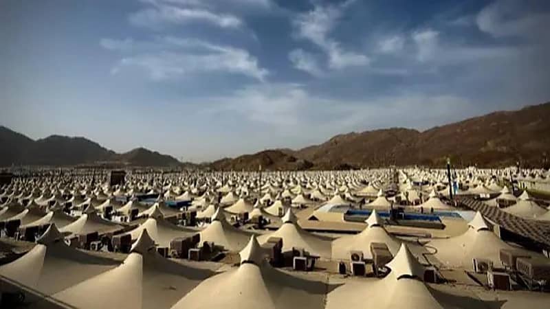 الحجاج يتوافدون على مشعر منى لقضاء يوم التروية