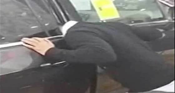 بالفيديو.. شاب كاد يفقد حياته ثمنا لثقته الزائدة