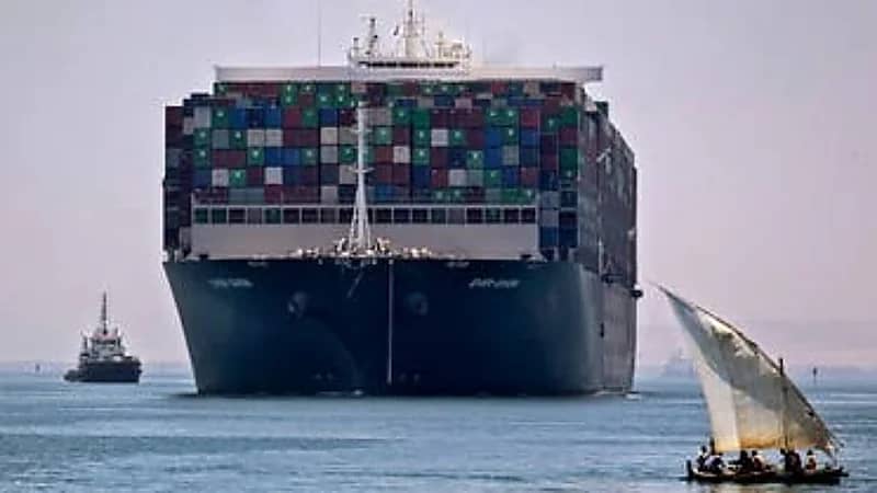 جنوح سفينة بضائع أثناء عبورها في قناة السويس