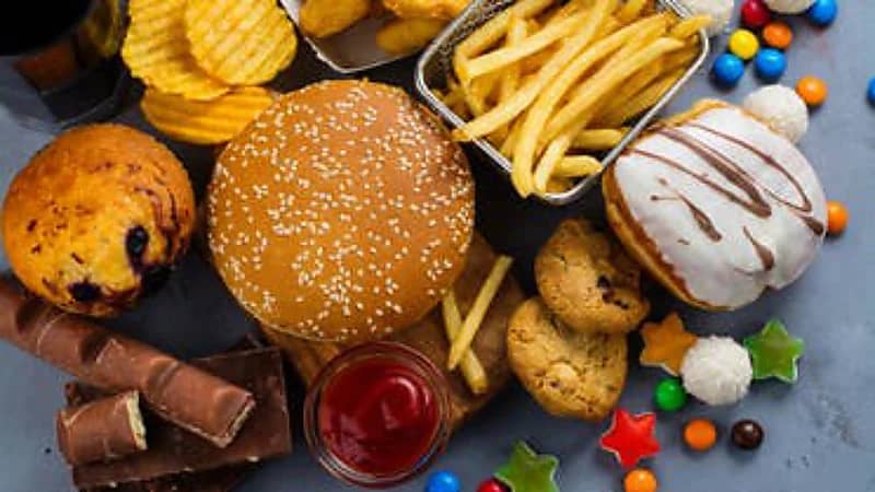 أسوأ 10 أطعمة تتناولها بشكل يومي!