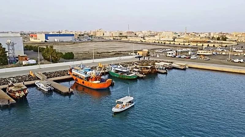 ضبط مراكب صيد أفرغت زيوتًا بمرفأ الصيادين بالقنفذة
