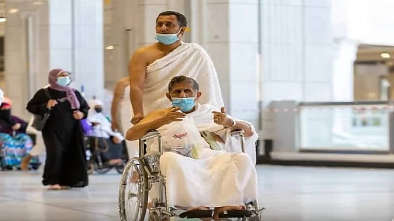 بالصور.. زوار بيت الله الحرام يضربون مثالاً في بر الوالدين