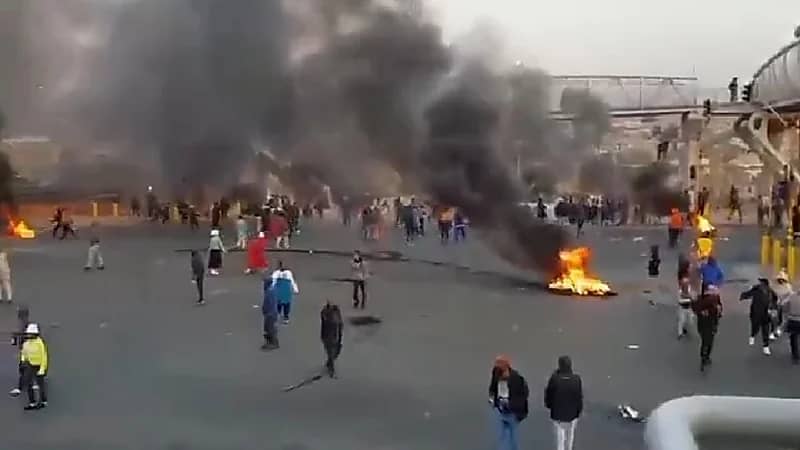 بالفيديو.. 4 قتلى في أعمال شغب بعد ارتفاع أسعار الطاقة بجنوب أفريقيا