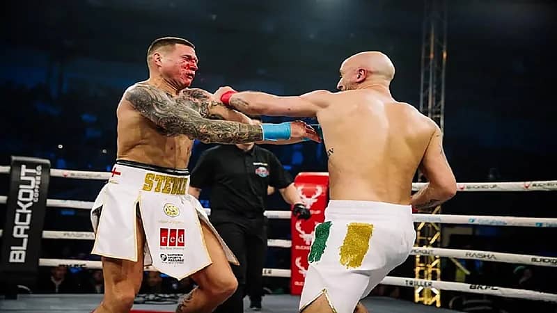 ملاكم يوجه ضربة قاضية مذهلة لخصمه ويرفض الاحتفال احترامًا له.. فيديو