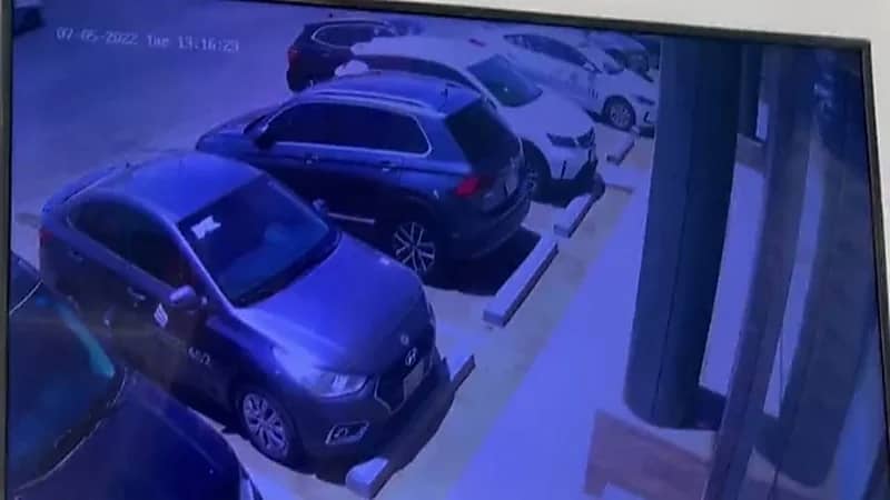 شاهد.. شاب ينقذ مسن سقط من سيارته وسط الطريق بالرياض 