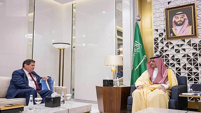 وزير الداخلية يستقبل سفير المملكة المتحدة لدى المملكة