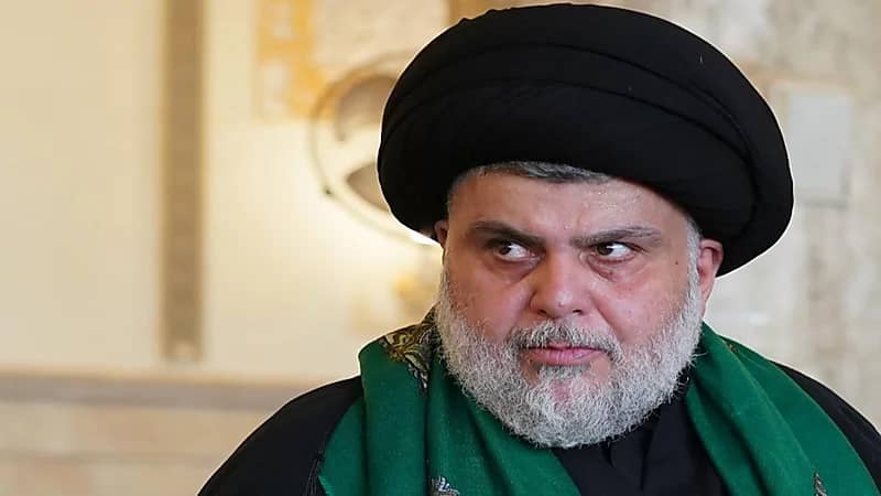 مقتدى الصدر يعلن تجميد تياره لمدة عام