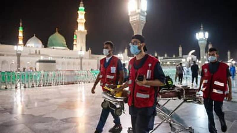 سيدة تضع مولودها في ساحة المسجد النبوي